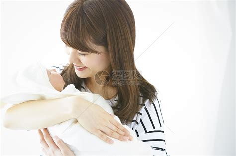 母亲抱着怀里的婴儿高清图片下载-正版图片502207311-摄图网