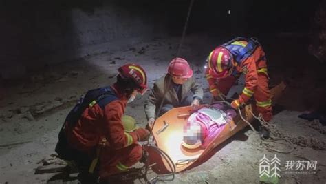 工人掉进5米深蓄水池 宿迁消防成功救援