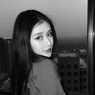微信甜美女生黑白头像