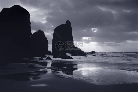 暴雨前日落时的洛基海滩高清图片下载-正版图片505458903-摄图网