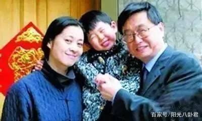 倪萍罕见晒20岁儿子与母亲合影，自叹为儿子治病穷到让母亲吃剩饭