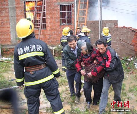 江西赣州一民房发生火灾 消防员生死营救被困老人【3】--图片频道--人民网