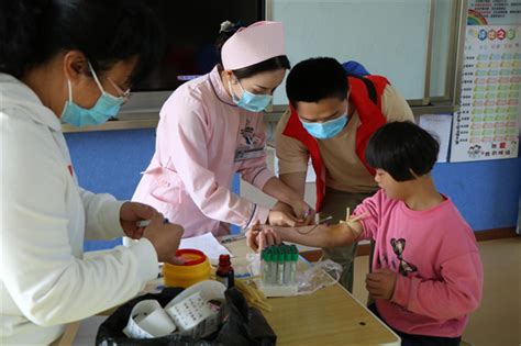 兴义市人民医院多科室白衣天使到兴义市特殊教育学校开展送温暖活动 - 兴义