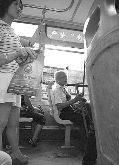 老人因年轻人不给其让座拦下公交车(组图)_新闻中心_新浪网