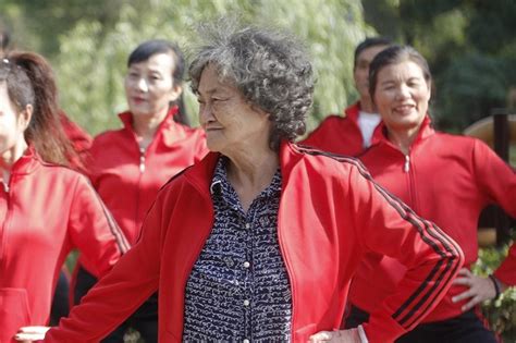 北京90岁奶奶从事幼教，这几招经验屡试不爽，退休金为何少一半|北京市|退休金_新浪新闻