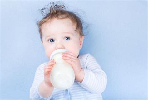 宝宝吐奶呛到怎么办（新生婴儿呛奶的家庭急救法） | 说明书网