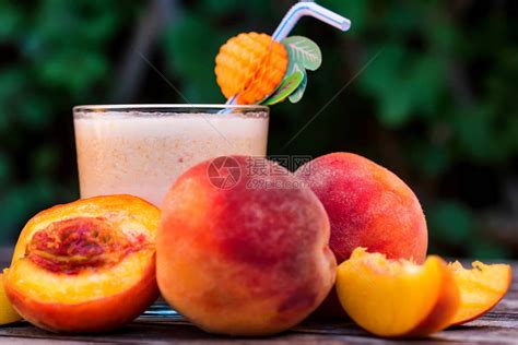 以桃酸奶和木质表面的新鲜桃子为密封杯子高清图片下载-正版图片505395316-摄图网