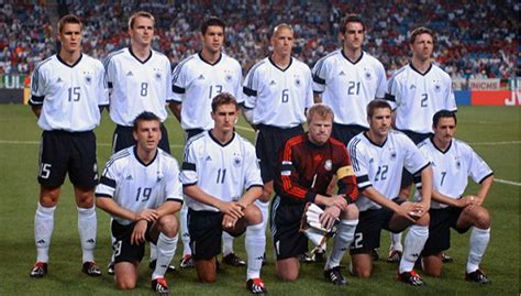 2002年，中国队首次踢进世界杯，无数球迷为之欢呼喝彩……|世界杯|中国队_新浪新闻