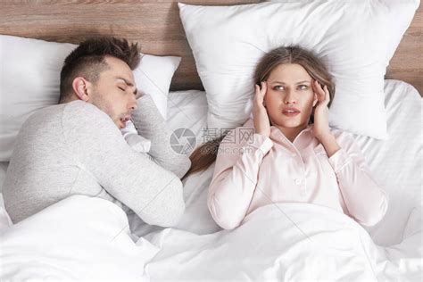 在家与打呼噜的丈夫同床睡觉的高清图片下载-正版图片506452019-摄图网