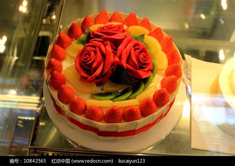 生日玫瑰花瓣蛋糕图片