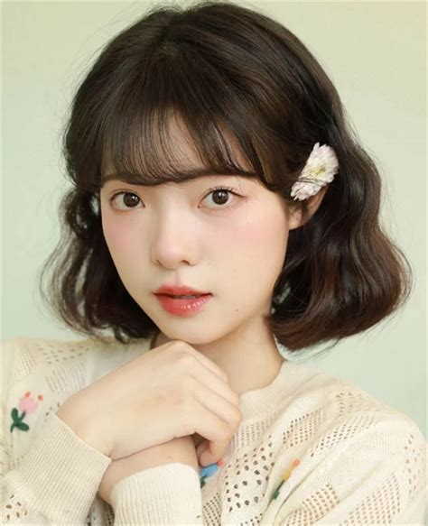 温柔短卷发女生头像