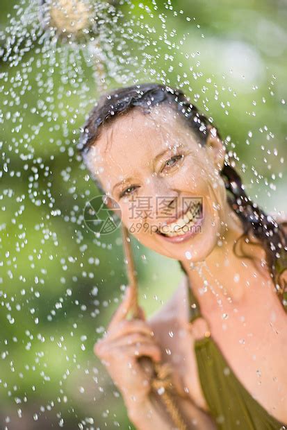 淋浴的女人高清图片下载-正版图片501514974-摄图网