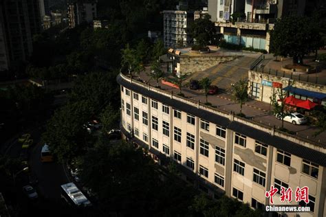 重庆五层楼顶建路行车 马路建筑爆红引热议 - 华声新闻