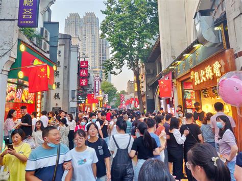 五一节的香港旺角，感觉除了人就是招牌，主要是内地游客最多。|旺角|五一节|内地游客_新浪新闻
