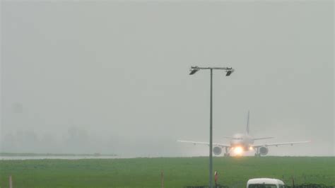 飞机在下雨时起飞mov格式视频下载_正版视频编号3872758-摄图网
