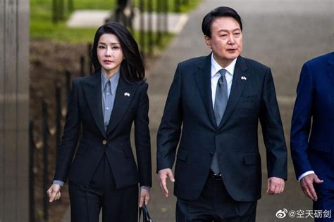 韩国总统雨中撑伞不顾老婆被嘲 - 爱美在线