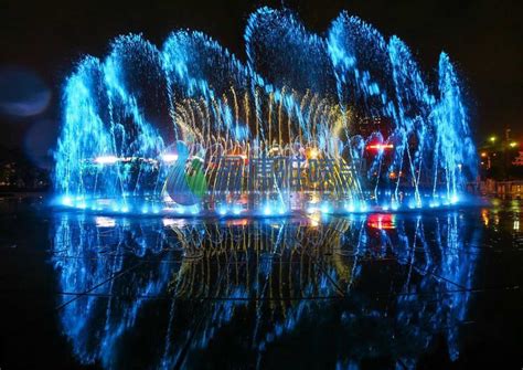 公园之夜的喷泉高清图片下载-正版图片504686165-摄图网