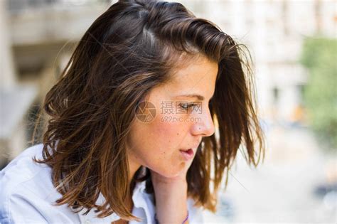 温柔的黑发女生头像