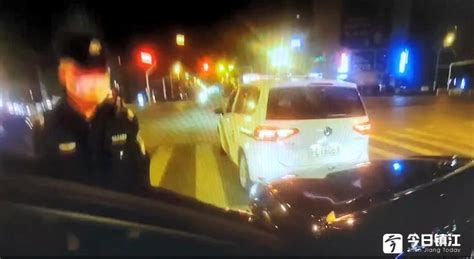 男子驾豪车等红绿灯睡着 市民求助民警发现司机酒驾|交警|红绿灯_凤凰资讯