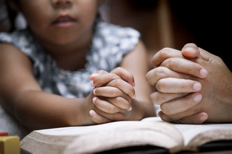 女孩在家里读圣经高清图片下载-正版图片502970321-摄图网