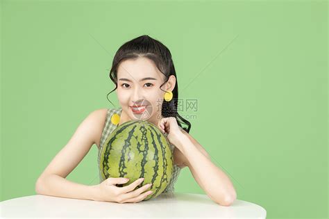 甜美女生头像吃西瓜