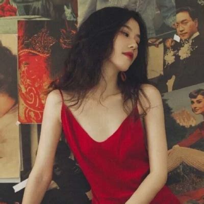 甜美女生头像红色