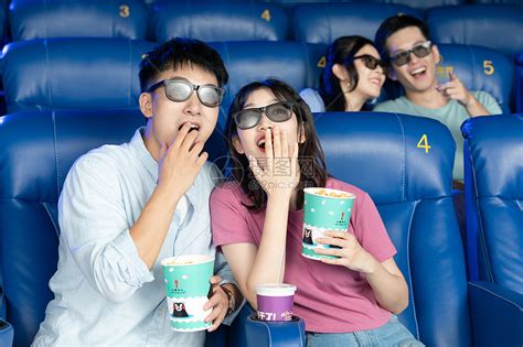 年轻情侣在影院看3D电影高清图片下载-正版图片501411586-摄图网