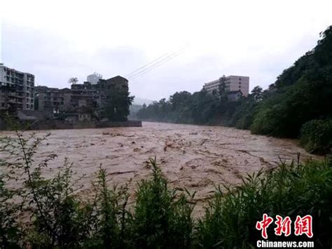 四川北川暴雨，在建高速成“瀑布桥”_凤凰网视频_凤凰网