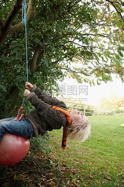 在树上荡秋千的小男孩高清图片下载-正版图片501451348-摄图网