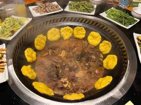 2022郑州首届地锅鸡美食文化节开幕！鲜鸡现炖，味道更美-大河新闻
