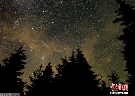 摄影师捕捉英仙座流星划破夜空 - 头条轮播图 - 新湖南