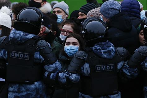 俄罗斯多地爆发示威游行，克宫回应：投票支持普京的人更多_凤凰网