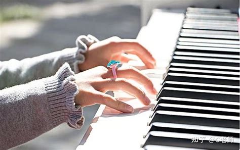 肌肉发达的钢琴演奏家_1920X1080_高清视频素材下载(编号:5807801)_实拍视频_光厂(VJ师网) www.vjshi.com