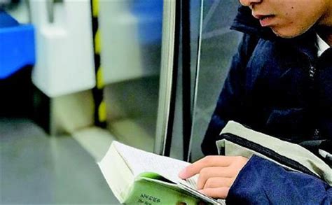 世界读书日：在北京地铁上，你读书的样子像极了青春