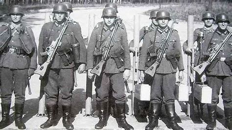 二战时德国士兵随身背着铁盒，宁可战死都不扔，原来是装了它！