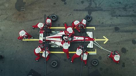 法拉利F1赛车进站换轮胎，刚眨一下眼睛就换好走了_腾讯视频