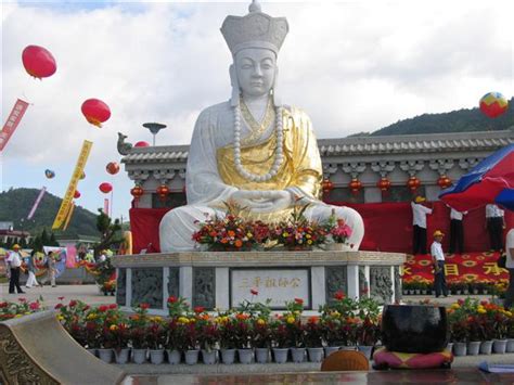 三平寺，闽南著名的千年古刹，地处福建省漳州市的平和县文峰镇境内