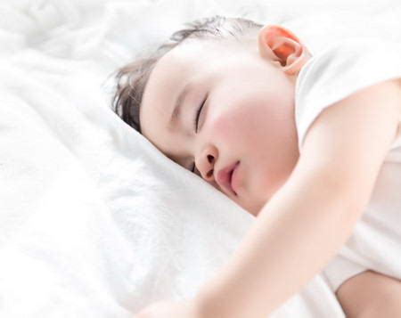 婴儿突然嗜睡什么原因（新生儿总在半夜固定时间哭闹）-幼儿百科-魔术铺