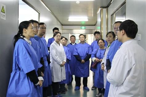 华西医院急诊科主任曹钰教授莅临新生命干细胞公司参观交流