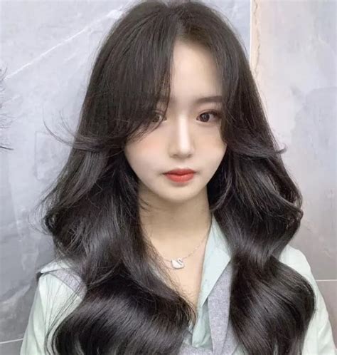温柔的烫发女生头像