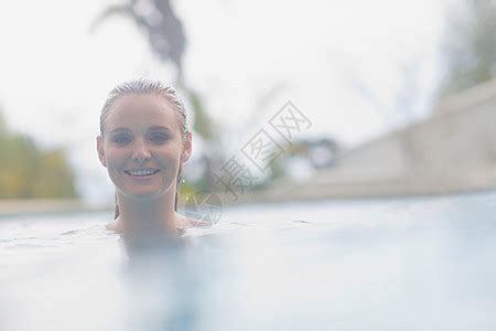 游泳池里的女人高清图片下载-正版图片501455713-摄图网