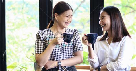 茶两个亚裔妇女喝咖啡和两个开心愉快的女人在咖啡馆闲聊女孩天高清图片下载-正版图片307889156-摄图网