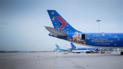 “迪士尼·皮克斯玩具总动员”主题彩绘航班今天首航，由东航执飞上海—北京航线， 登记牌、小桌板、航餐都可以见“玩具朋友” - 周到上海