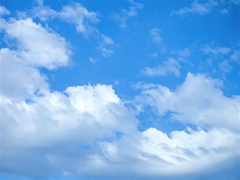 清新蔚蓝天空中飘着一片一片白云背景PNG免费下载 - 图星人
