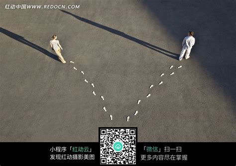 空地上分道扬镳的情侣图片免费下载_红动中国