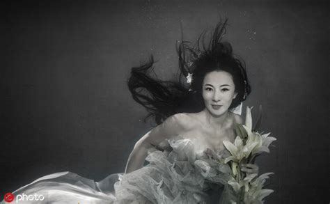 50岁健身女神刘叶琳化身人鱼 水中拍写真美到窒息|人鱼|刘琳|化身_新浪新闻
