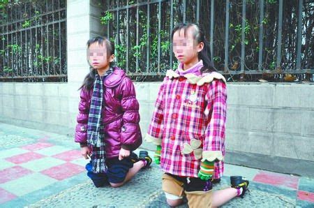 双胞胎女孩写作业不认真被母亲当街罚跪(图)_新闻中心_新浪网
