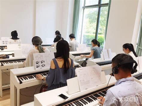 如歌的行板—我校电钢琴实训室建成并投入使用 – 云南文化艺术职业学院大观校区