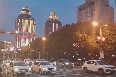 吉安街头:夜色中行色匆匆的车辆和人群_凤凰网视频_凤凰网