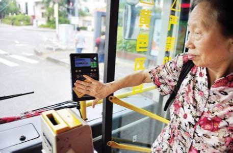 哈尔滨一老人乘公交无法扫健康码被拒载 你家老人会使用健康码吗？_腾讯视频